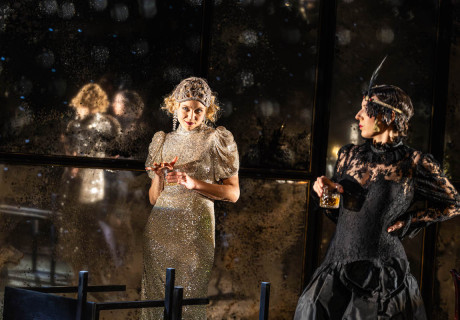 Der große Gatsby – Staatstheater Meiningen – Dominique Schnizer inszeniert Rebekka Kricheldorfs Partyfarce frei nach F. Scott Fitzgerald