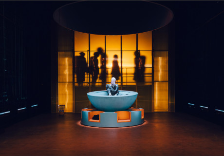 Die Gehaltserhöhung – Deutsches Theater Berlin – Anita Vulesica taucht mit George Perecs absurde Komödie in die Psychologie des Angestellten