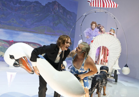 Der Gehülfe – Theater Basel – Anita Vulesica inszeniert Robert Walsers Roman als knalliges Pop-Theater mit großem Schwan-Wagen