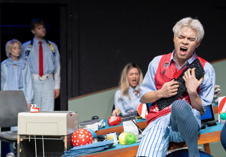  Generation Arbeit – Stadttheater Gießen – Amina Eisner lässt in ihrer schrägen Amtssatire das Büropersonal eine Revolte anzetteln