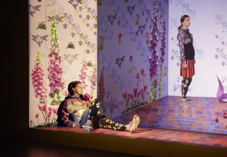 Die Geschichte einer Stunde – Ballhaus Ost Berlin – Regisseurin Marie Schleef und Team verschmelzen zwei Erzählungen zu weiblicher Selbstbestimmung