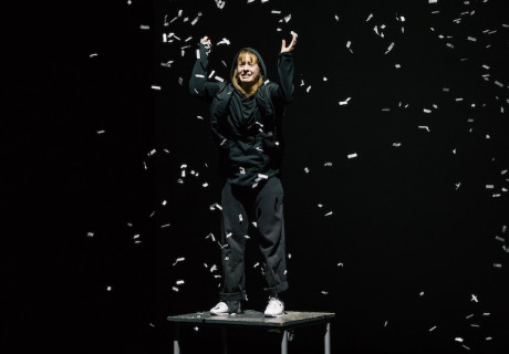 Die Gespenster von Demmin – Mecklenburgisches Staatstheater Schwerin – Alice Buddeberg verwebt in ihrem Klassenzimmerstück klug eine heutige Coming-Of-Age-Geschichte mit dem Horror von 1945