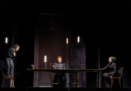 Gespenster – Berliner Ensemble – Mateja Koležnik steckt Henrik Ibsens Pflichtmenschen ins Korsett