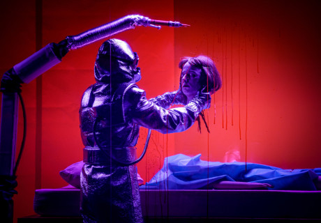 Glaube Liebe Roboter – Münchner Volkstheater – Bonn Parks neues Stück schickt singende Menschmaschinen durch Horváths grimmigen Klassiker