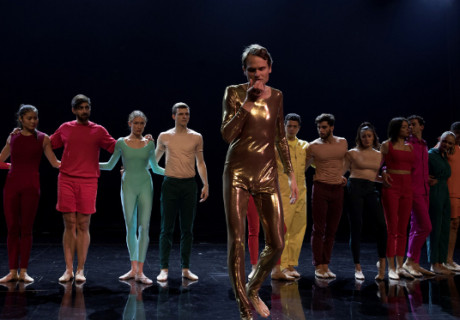 Glauben an die Möglichkeit der völligen Erneuerung der Welt – Friedrichstadt-Palast – René Pollesch und Fabian Hinrichs entern Berlins weltgrößte Showbühne