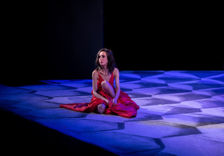 Die Glaubensmaschine – Theater Rudolstadt – Regisseur Alejandro Quintana befragt das Melodram von Alexi Kaye Campbell nach seiner Aktualität