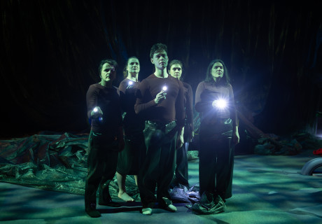  Glückliche Menschen – Theater Altenburg-Gera – Charlotte Sofia Garraway inszeniert die Uraufführung des neuen Stücks von Elise Wilk 