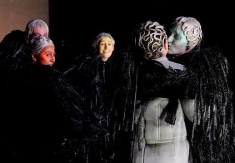 Als die Götter Menschen waren – Nationaltheater Mannheim – FX Mayr bringt Amir Gudarzis komplexes Stück zur Menschheitsgeschichte heraus