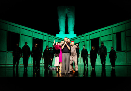 Der große Gopnik – Theater Freiburg – Eike Weinreich bringt Viktor Jerofejews Abrechnung mit Wladimir Putin zur Uraufführung