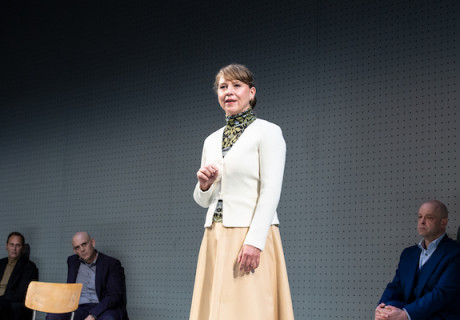 Gott – Residenztheater München – Max Färberböck inszeniert Ferdinand von Schirachs Versuchsanordnung über ein ethisches Dilemma