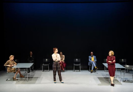 Gott – Düsseldorfer Schauspielhaus – Robert Gerloffs Uraufführung verlebendigt die Erkenntnisse und Zweifel in Ferdinand von Schirachs Sterbehilfe-Stück 