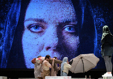 Gott wartet an der Haltestelle – Theater Heilbronn – Hans-Ulrich Becker zeigt Maya Arad Yasurs Stück über israelisch-palästinensische Beziehungen in Zeiten des Terrors