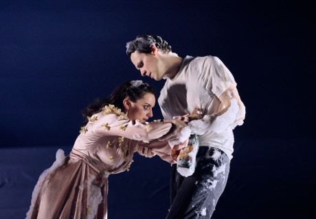 Der große Gatsby – Theater Osnabrück – Julia Prechsl lädt ihr Ensemble zur Schaumparty entlang des Jahrhundertromans von F. Scott Fitzgerald