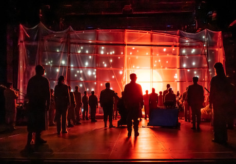 Die große Stille – Staatsoper Hamburg – Christopher Rüping inszeniert frühe Kompositionen von Wolfgang Amadeus Mozart