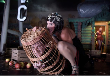 Ein grüner Junge – Frank Castorf nimmt sich am Schauspiel Köln sechs Stunden Zeit für Dostojewskis voluminösen Roman eines vaterlosen Parvenüs