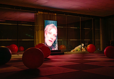  Gundhi – Schauspielhaus Bochum – De Warme Winkel hält ein Echolot in Abgründe des Pazifismus