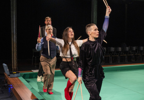 Gut gemacht! – Schauspiel Leipzig – Antonia Baehr und Kolleg*innen stellen mit Vorbildern aus der DDR-Kunst die Frage nach der Qualität