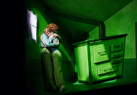 Hinkemann – Deutsches Theater Berlin – Anne Lenk lädt zu Ernst Tollers expressionistischer Tragödie und zum Gekicher ein