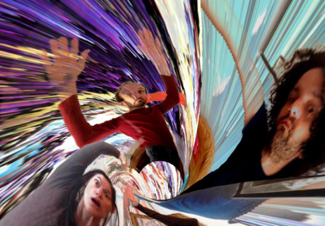 Die härteste Tochter Deutschlands – Deutsches Theater Berlin – Sarah Kurze bringt Katharina Köths Stück über ihren Vater als Fascho-Verschwörungstheoretiker online zur Uraufführung