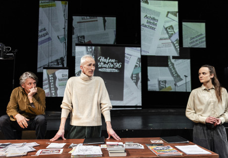 Hafenstraße – Theater Lübeck – Helge Schmidts Rechercheprojekt zum Brandanschlag auf ein Lübecker Asylbewerber*innenhaus im Januar 1996