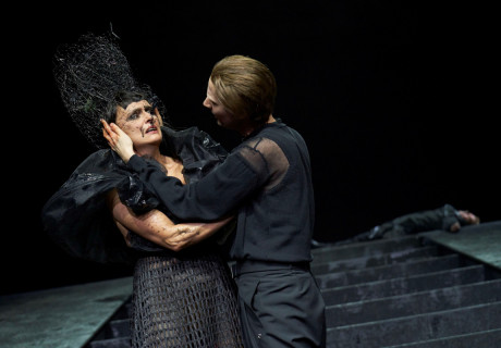 Hamlet/Ophelia – Schauspiel Essen – Selen Kara sucht nach Augenhöhe für die Frau in ihrer Inszenierung nach Shakespeare