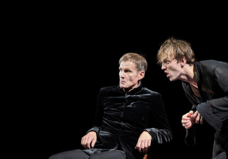 Hamlet – Obsessiv entschleunigt inszeniert Intendantin Barbara Frey ihren sechsten Zürcher Shakespeare