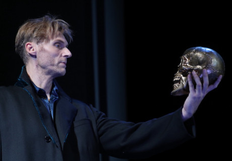 Die Hamletmaschine / Hamlet – Theater Vorpommern Greifswald – Annett Kruschke und Reinhard Göber nehmen sich an zwei Abenden Heiner Müllers und Shakespeares Zweiflerdrama vor