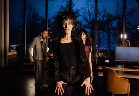 Hamlet. Dans les plis du temps – Wiener Festwochen – Christine Jatahy versetzt Hamlet ins Heute und zeigt ihn weiblich