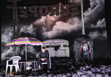 Hamlet – Deutsches Schauspielhaus Hamburg – Frank Castorf lädt mit William Shakespeare und Heiner Müller in den Grusel-Themenpark Europa 