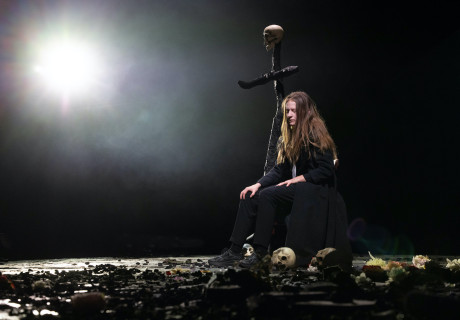 Hamlet – Mecklenburgisches Staatstheater Schwerin – Martin Nimz zeigt Shakespeares Tragödie mit pessimistischen Untertönen