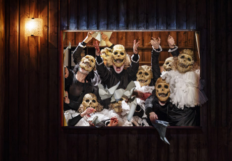 Die Hamletmaschine – Theater Magdeburg – Clara Weyde ersetzt Jean-Paul Sartre durch Heiner Müller