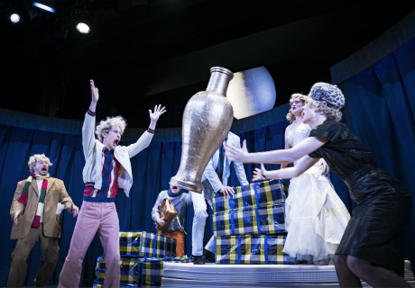 Hase Hase – Theater Konstanz – Ronny Jakubaschk bringt Coline Serreaus Erfolgskomödie mit dem angemessenen Irrsinn und dem nötigen Feingefühl auf die Bühne