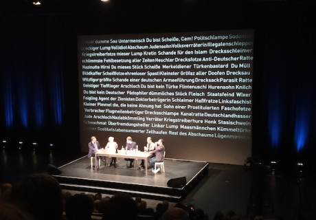 Chor des Hasses – Beim Hamburger Theaterfestival versucht Zeit-Chef Giovanni di Lorenzo mit Promibesetzung Hassreden zu dekonstruieren