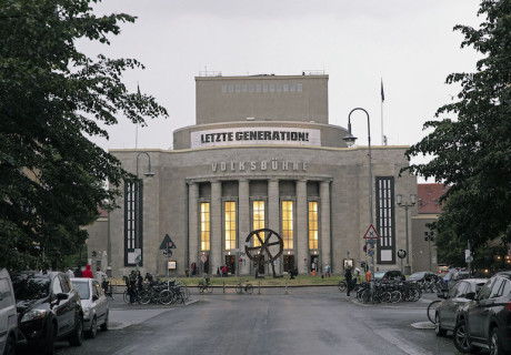 Hausbesuchung durch Letzte Generation – Volksbühne Berlin – Das Theater öffnet seine Türen zu einem solidarischen Abend