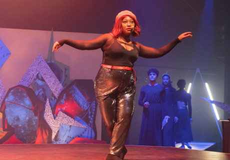 Nordwind Festival – Kampnagel Hamburg – Der Festivalauftakt mit Sturmböen, queerer Familiengeschichte und einer Drag-Hausparty