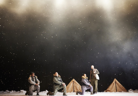 Heilig Blut – Staatstheater Nürnberg – Ildikó Gáspár bringt bildgewaltig den Roman von Gisela Elsner auf die Bühne