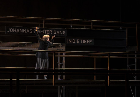 Die heilige Johanna der Schlachthöfe – Vorarlberger Landestheater Bregenz – Bérénice Hebenstreit belässt Bertolt Brechts klassisches Börsendrama unter dicken Staubschichten