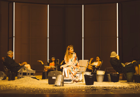 Heimsuchung – Deutsches Theater Berlin – Alexander Eisenach inszeniert Jenny Erpenbecks Jahrhundert-Panorama als flüchtigen Bilderbogen