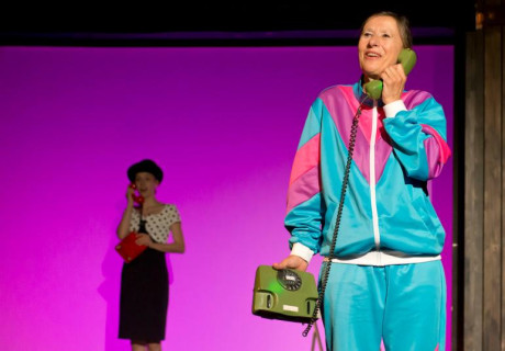 Heimsuchung – Junges Theater Göttingen – Nico Dietrich und Tobias Sosinka bringen Jenny Erpenbecks Roman als Erzähltheater mit Hörspiel-Charme auf die Bühne