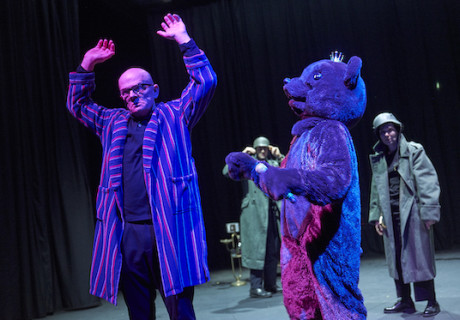 heiner 1-4 (engel fliegend, abgelauscht) – Fritz Katers Müller-Kolportage-Stück von Lars-Ole Walburg am Berliner Ensemble inszeniert