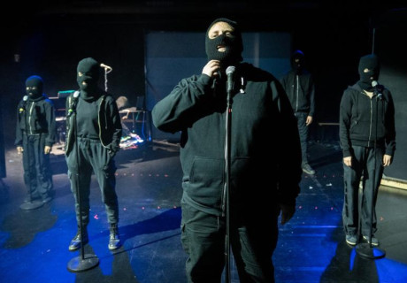 Herscht 07769 – Theaterhaus Jena – Daniele Szeredy adaptiert László Krasznahorkais apokalyptische Schein-Parabel für die Bühne 