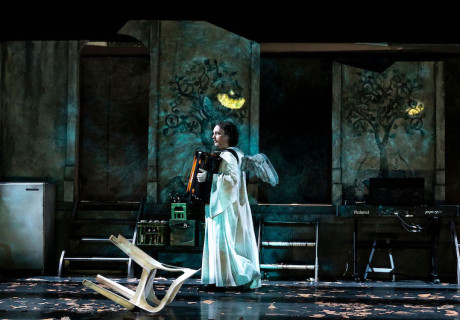 Herscht 07769 – Theater Rudolstadt – Alejandro Quintana bereitet László Krasznahorkais Romanstoff als düsteres wie facettenreiches ostdeutsches Sittengemälde aus