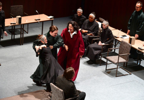 Hexenjagd – In Basel gibt Robert Icke mit Arthur Millers Hysterie- und Inquistionsdrama sein Schweizer Debüt