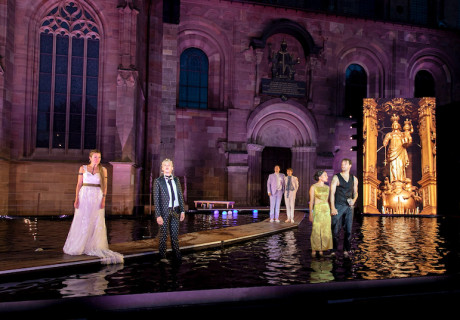 hildensaga. ein königinnendrama – Nibelungenfestspiele Worms – In Roger Vontobels Ferdinand-Schmalz-Inszenierung sind alle Gefangene ihrer Rollen