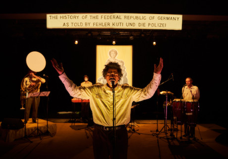 The History of the Federal Republic of Germany – Münchner Kammerspiele – Julian Warner und fünf Musiker*innen knüpfen sich in ihrer Teufelsaustreibung den Rassismus in der Polizei vor