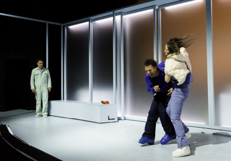 Höhere Gewalt – Schauspiel Hannover – Fritzi Wartenberg zeigt Ruben Östlunds Komödie über den Zerfall einer Familie