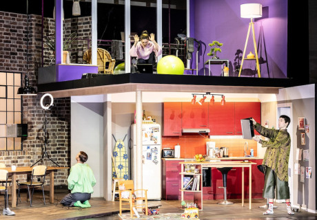 Homeoffice – Düsseldorfer Schauspielhaus – Toshiki Okada inszeniert einen Abend über digitales Nomaden- und Monadentum