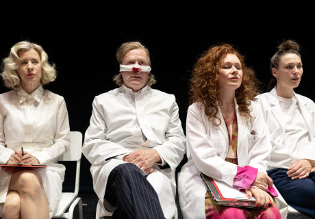 Hospital der Geister – Deutsches Theater Berlin – Jan-Christoph Gockel inszeniert eine neue Version von Lars von Triers Krankenhausserie