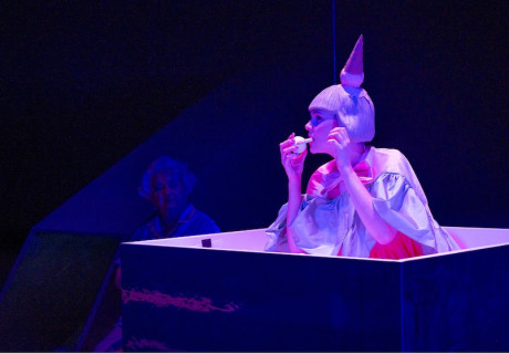 Hotel Pink Lulu – Schauspiel Leipzig – Pia Richters knallige Uraufführung des ExildramatikerInnen-Gewinnerstücks von Emre Akal