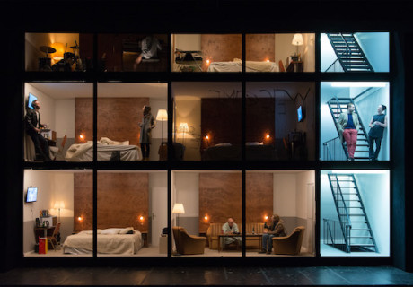 Hotel Strindberg – Das Berliner Theatertreffen 2019 von außen betrachtet – Die Skandinavistin und Schriftstellerin Berit Glanz über Simon Stones Strindbergiade vom Wiener Burgtheater